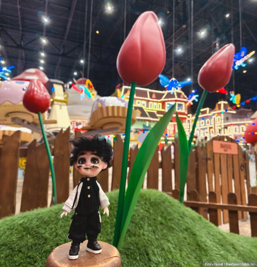 Детишки в парке аттракционов