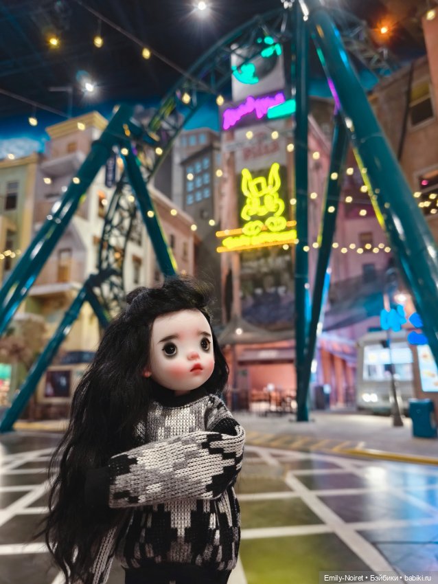 Детишки в парке аттракционов