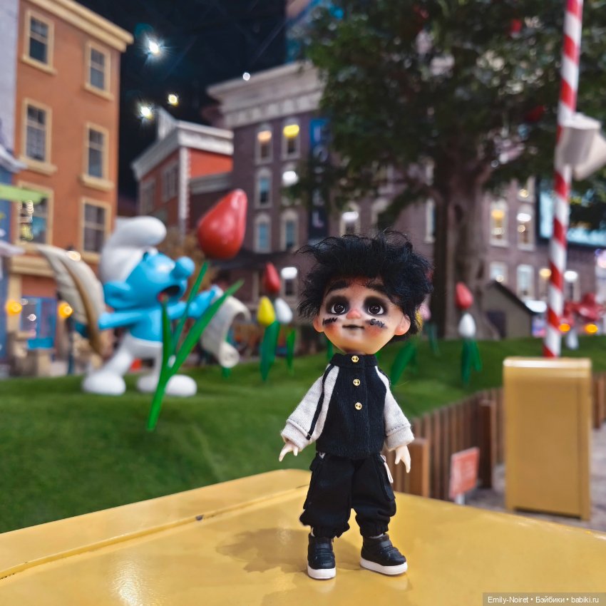 Детишки в парке аттракционов