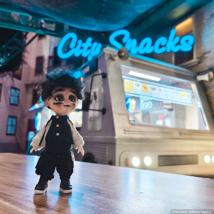 Детишки в парке аттракционов