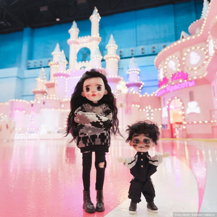 Детишки в парке аттракционов