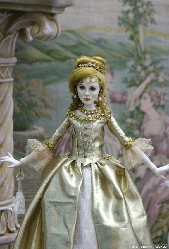 Анжелика в золотом платье