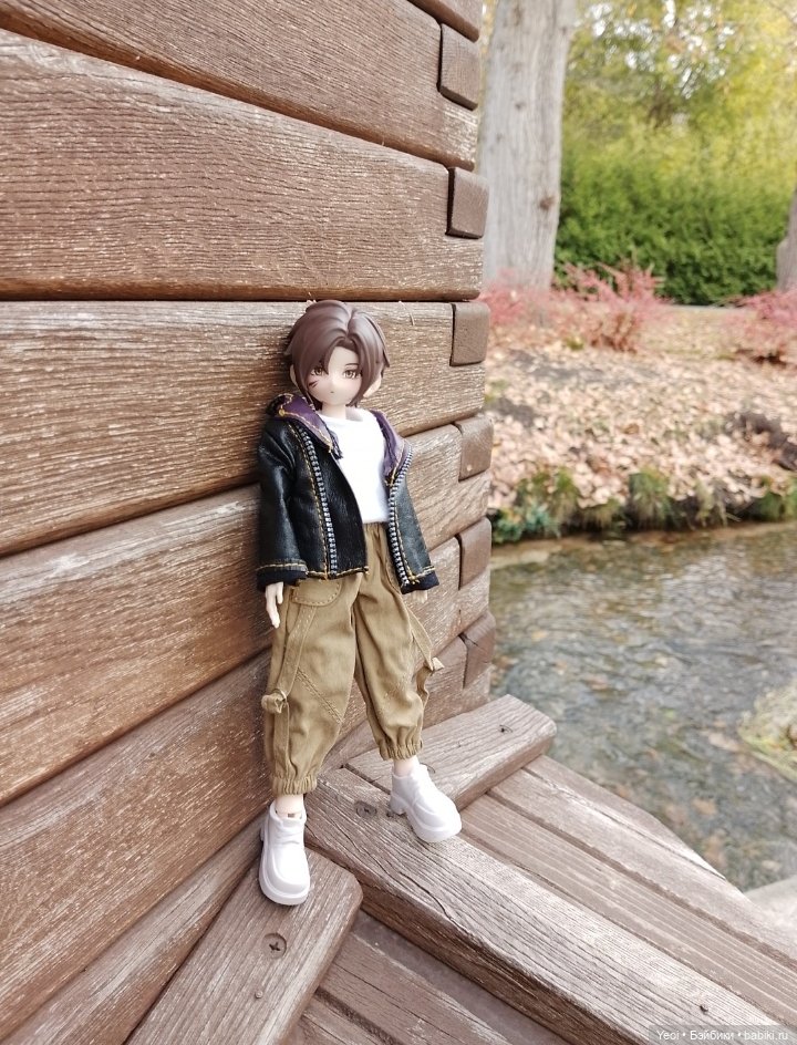 Новенький Зак на прогулке в парке с друзьями)