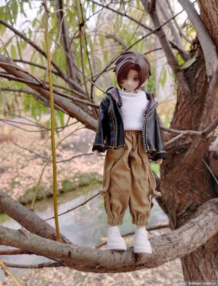 Новенький Зак на прогулке в парке с друзьями)