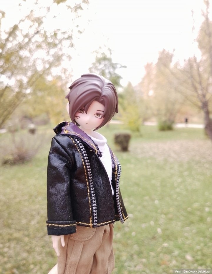 Новенький Зак на прогулке в парке с друзьями)