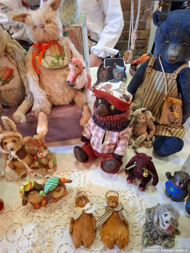 Мишка с куклою — Выставки кукол и мишек Тедди: фоторепортажи