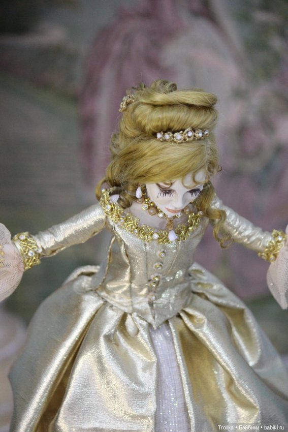 Анжелика в золотом платье