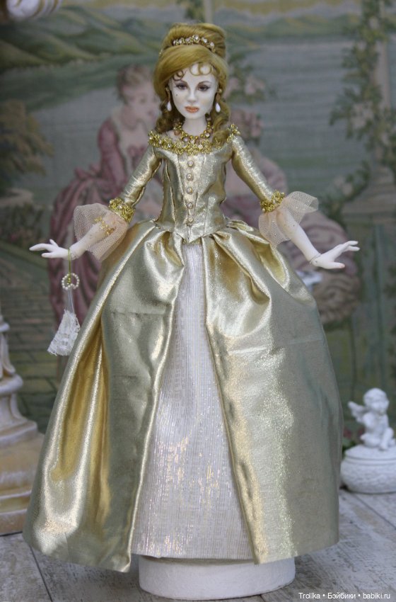 Анжелика в золотом платье