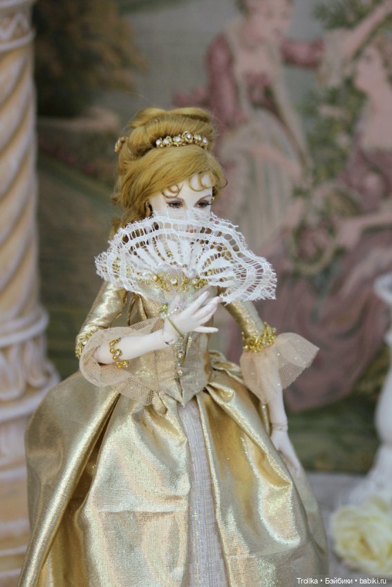 Анжелика в золотом платье