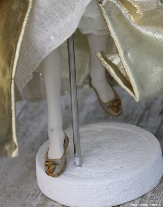 Анжелика в золотом платье