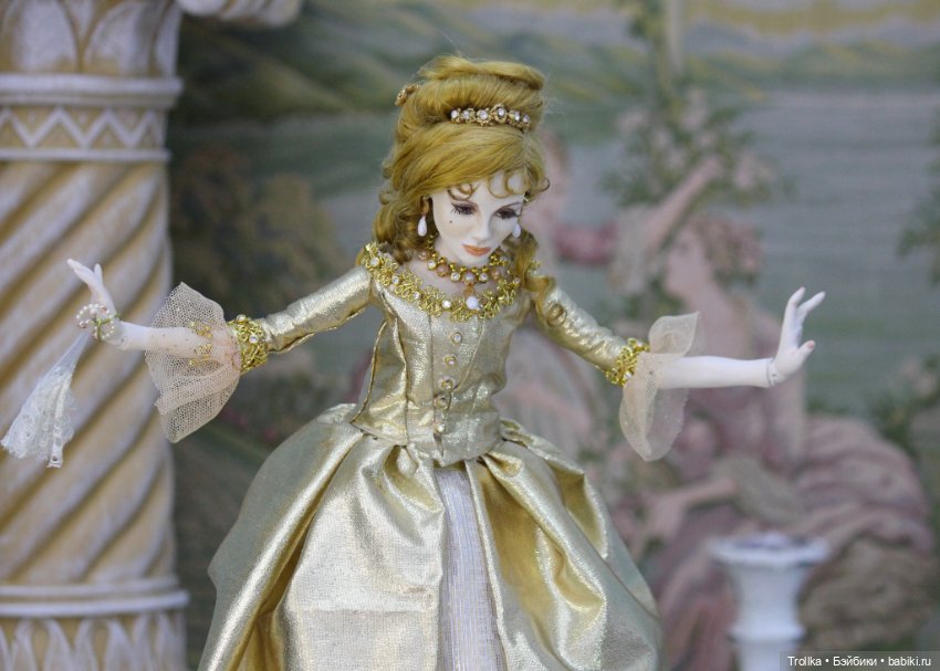 Анжелика в золотом платье