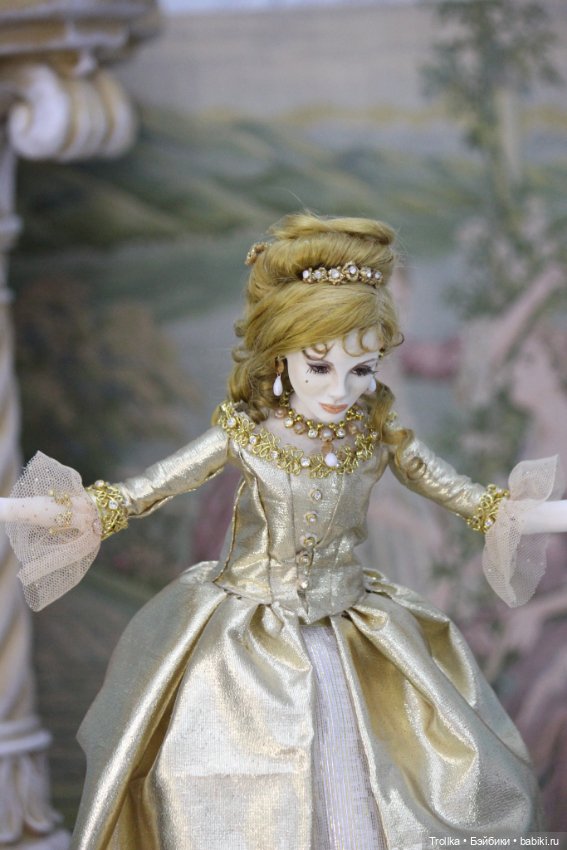 Анжелика в золотом платье