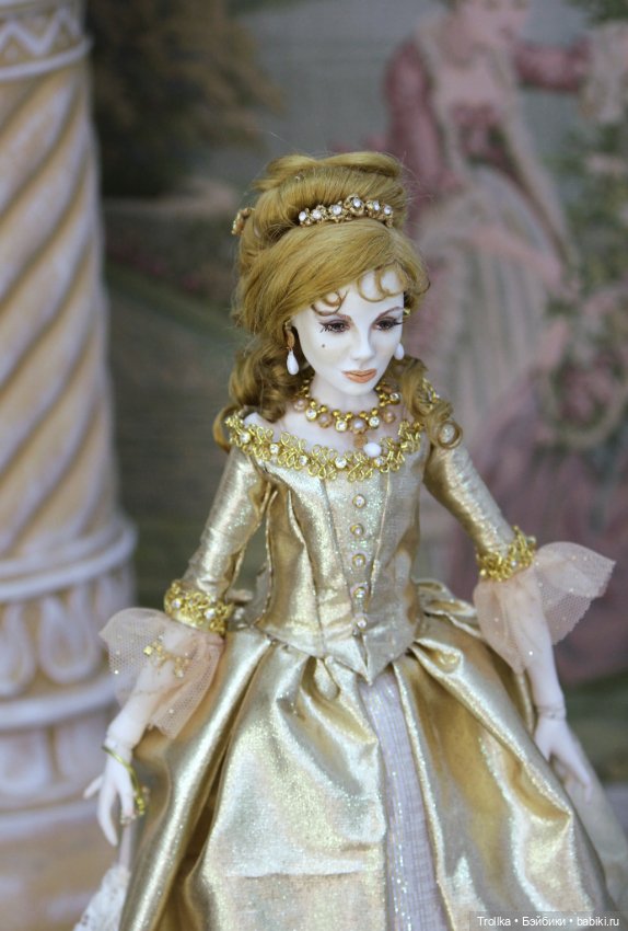 Анжелика в золотом платье
