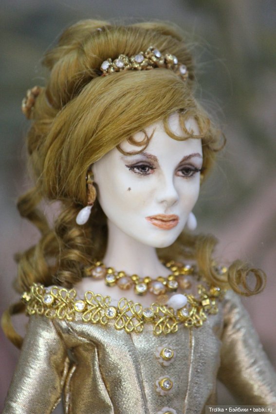 Анжелика в золотом платье (фото 2)