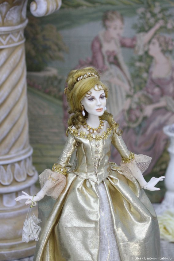 Анжелика в золотом платье