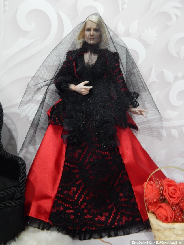 Коломбина, скрипачка, вампирша и кое-что еще (фото 8)