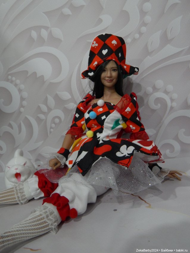 Коломбина, скрипачка, вампирша и кое-что еще