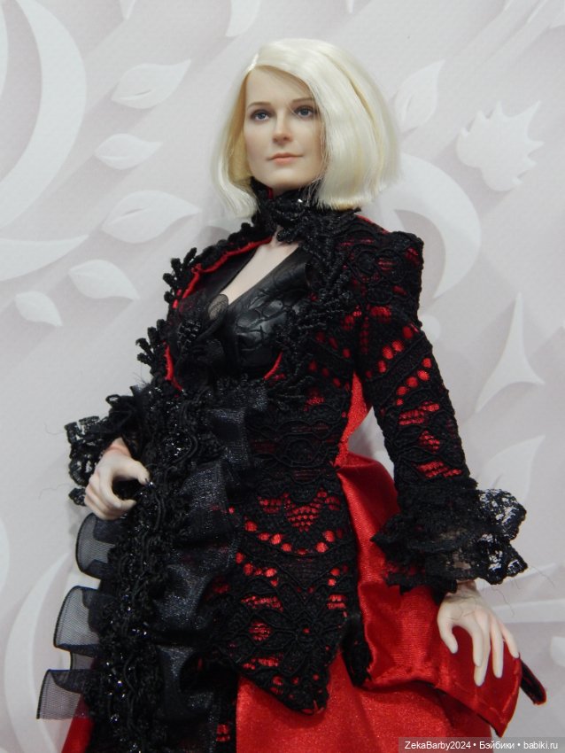 Коломбина, скрипачка, вампирша и кое-что еще (фото 9)