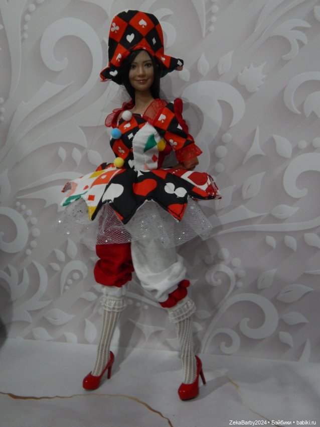 Коломбина, скрипачка, вампирша и кое-что еще