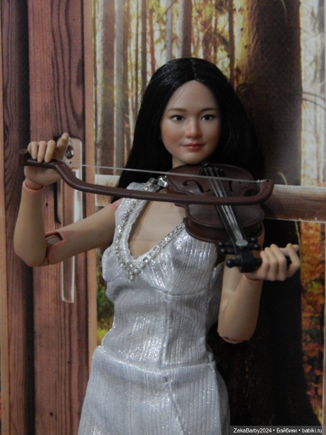 Коломбина, скрипачка, вампирша и кое-что еще (фото 2)