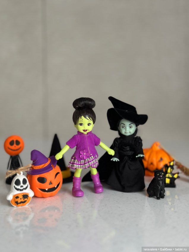 Фотоподборка к хеллоуину — Коллекции игровых кукол (Playline): фото полок (фото 4)