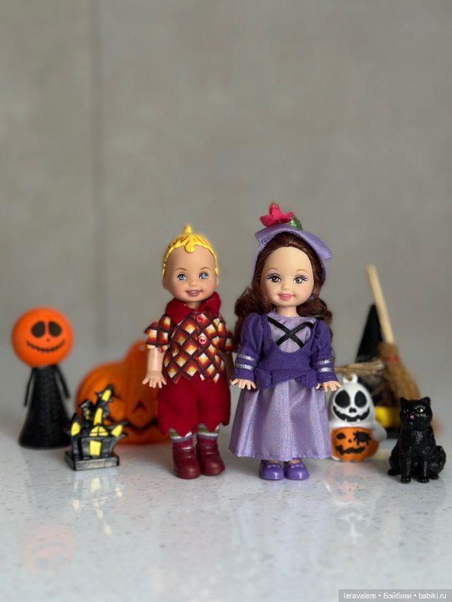 Фотоподборка к хеллоуину — Коллекции игровых кукол (Playline): фото полок (фото 5)