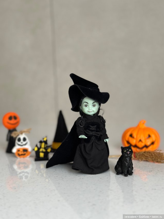 Фотоподборка к хеллоуину — Коллекции игровых кукол (Playline): фото полок (фото 3)
