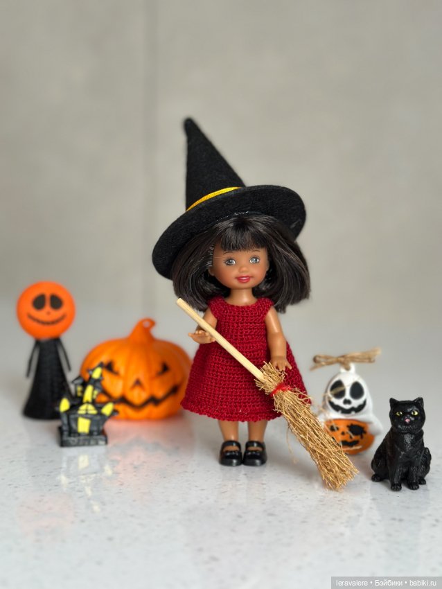 Фотоподборка к хеллоуину — Коллекции игровых кукол (Playline): фото полок (фото 6)