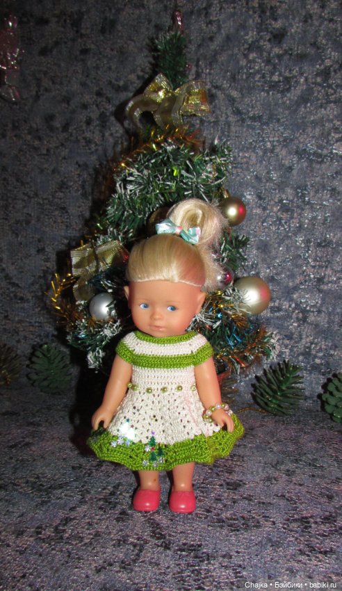 Вязаное платье «Новогодняя ёлочка» на кукол Corolle mini 20 см. Предновогодний показ "Рождественская Сказка для кукол" (фото 5)