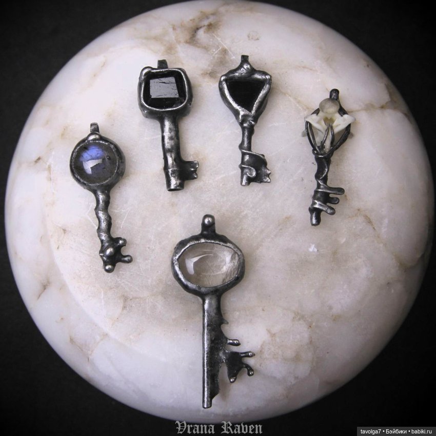 Ювелирные украшения - готика, окна, ключи, ноябрь (фото 9)
