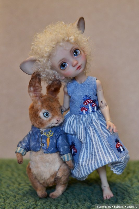 Агнешка хвастается новыми платьями и ушами :)