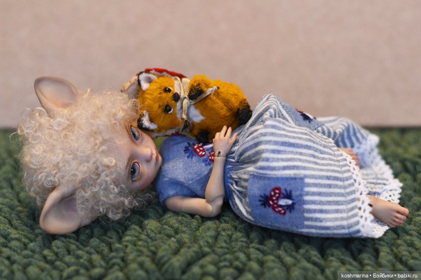 Агнешка хвастается новыми платьями и ушами :)