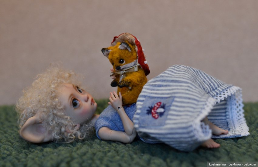 Агнешка хвастается новыми платьями и ушами :)