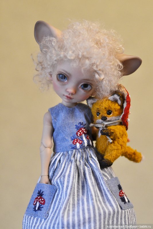 Агнешка хвастается новыми платьями и ушами :)