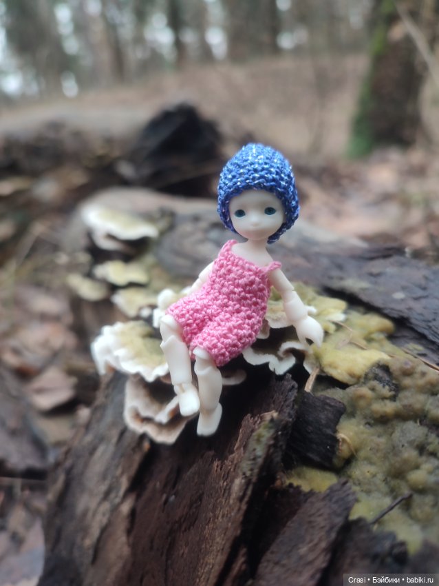 Крошка малышка в грибном лесу