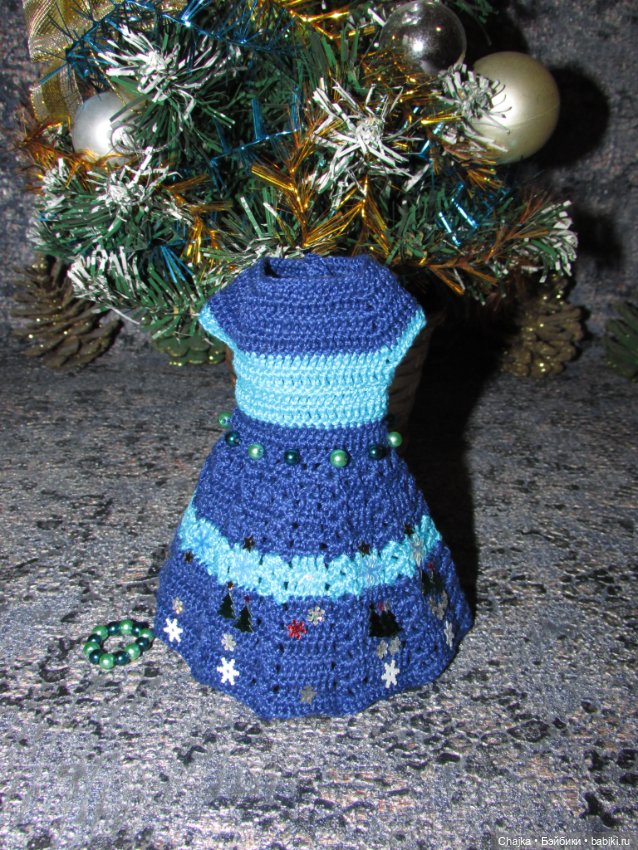 Вязаное платье «С Новым 2026 годом» на кукол Хейди Плюсчок 22 см ( Heidi Plusczok 22 см ). Предновогодний показ "Рождественская Сказка" (фото 6)