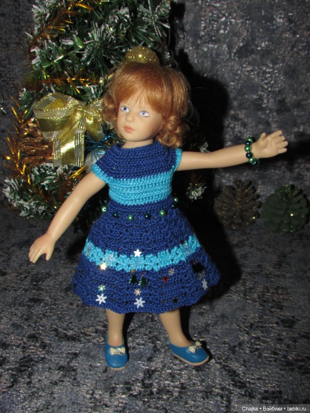 Вязаное платье «С Новым 2026 годом» на кукол Хейди Плюсчок 22 см ( Heidi Plusczok 22 см ). Предновогодний показ "Рождественская Сказка" (фото 2)