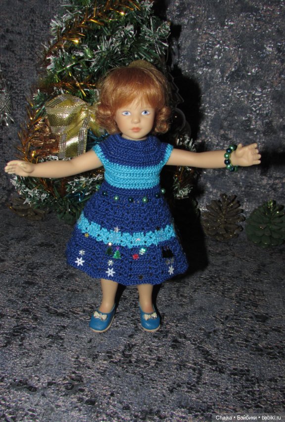 Вязаное платье «С Новым 2026 годом» на кукол Хейди Плюсчок 22 см ( Heidi Plusczok 22 см ). Предновогодний показ "Рождественская Сказка" (фото 8)