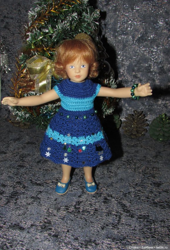 Вязаное платье «С Новым 2026 годом» на кукол Хейди Плюсчок 22 см ( Heidi Plusczok 22 см ). Предновогодний показ "Рождественская Сказка"