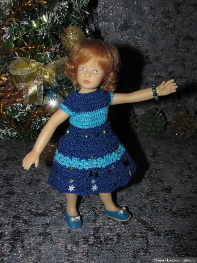 Вязаное платье «С Новым 2026 годом» на кукол Хейди Плюсчок 22 см ( Heidi Plusczok 22 см ). Предновогодний показ "Рождественская Сказка"