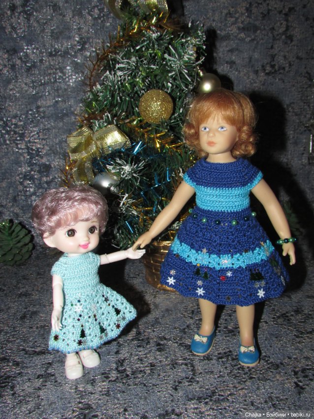 Вязаное платье «С Новым 2026 годом» на кукол Хейди Плюсчок 22 см ( Heidi Plusczok 22 см ). Предновогодний показ "Рождественская Сказка"
