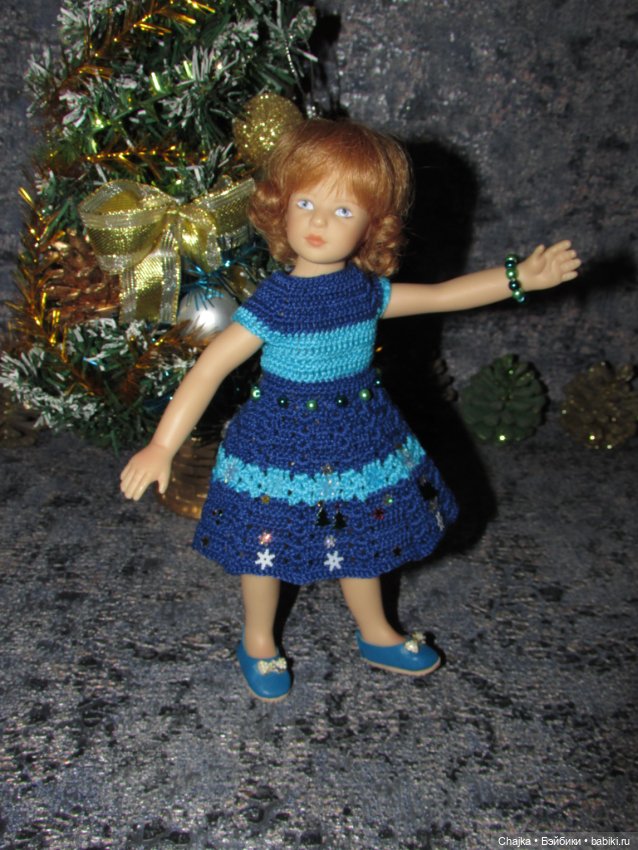 Вязаное платье «С Новым 2026 годом» на кукол Хейди Плюсчок 22 см ( Heidi Plusczok 22 см ). Предновогодний показ "Рождественская Сказка" (фото 7)