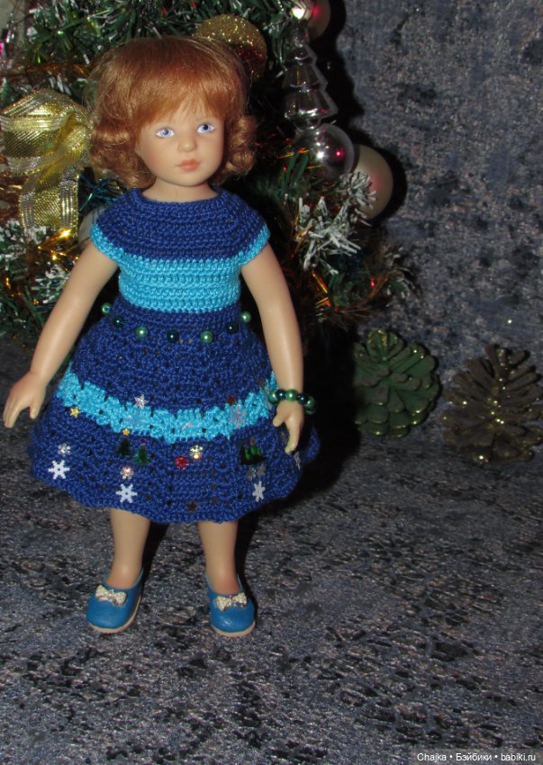 Вязаное платье «С Новым 2026 годом» на кукол Хейди Плюсчок 22 см ( Heidi Plusczok 22 см ). Предновогодний показ "Рождественская Сказка"