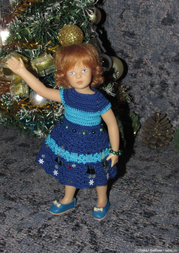 Вязаное платье «С Новым 2026 годом» на кукол Хейди Плюсчок 22 см ( Heidi Plusczok 22 см ). Предновогодний показ "Рождественская Сказка" (фото 10)