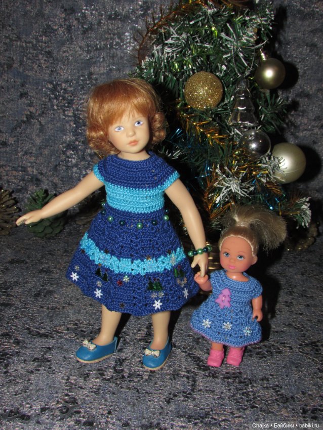 Вязаное платье «С Новым 2026 годом» на кукол Хейди Плюсчок 22 см ( Heidi Plusczok 22 см ). Предновогодний показ "Рождественская Сказка"