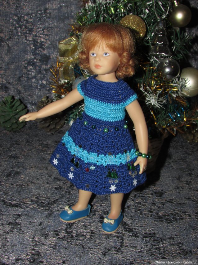 Вязаное платье «С Новым 2026 годом» на кукол Хейди Плюсчок 22 см ( Heidi Plusczok 22 см ). Предновогодний показ "Рождественская Сказка"