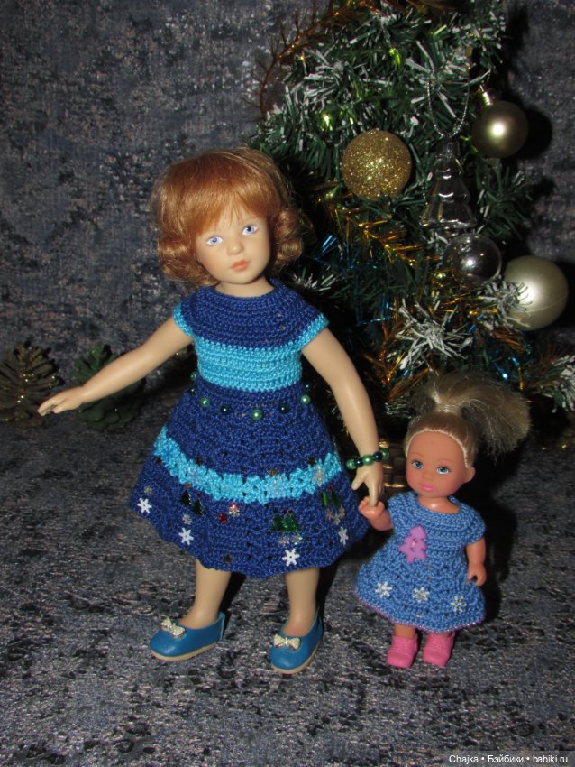 Вязаное платье «С Новым 2026 годом» на кукол Хейди Плюсчок 22 см ( Heidi Plusczok 22 см ). Предновогодний показ "Рождественская Сказка" (фото 5)