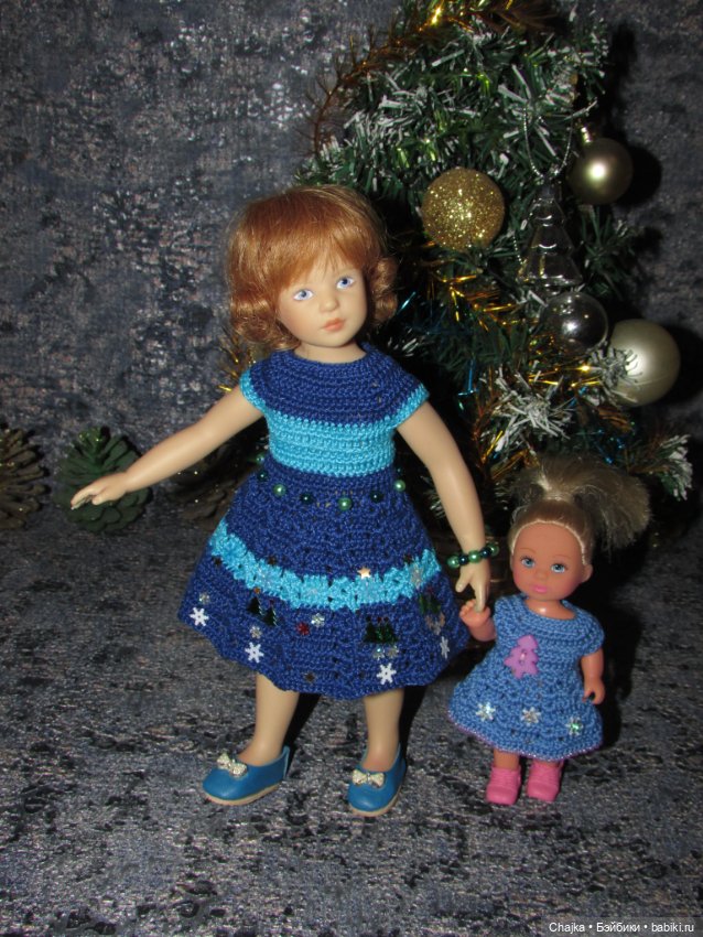 Вязаное платье «С Новым 2026 годом» на кукол Хейди Плюсчок 22 см ( Heidi Plusczok 22 см ). Предновогодний показ "Рождественская Сказка"