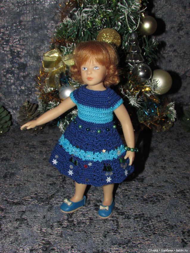 Вязаное платье «С Новым 2026 годом» на кукол Хейди Плюсчок 22 см ( Heidi Plusczok 22 см ). Предновогодний показ "Рождественская Сказка"