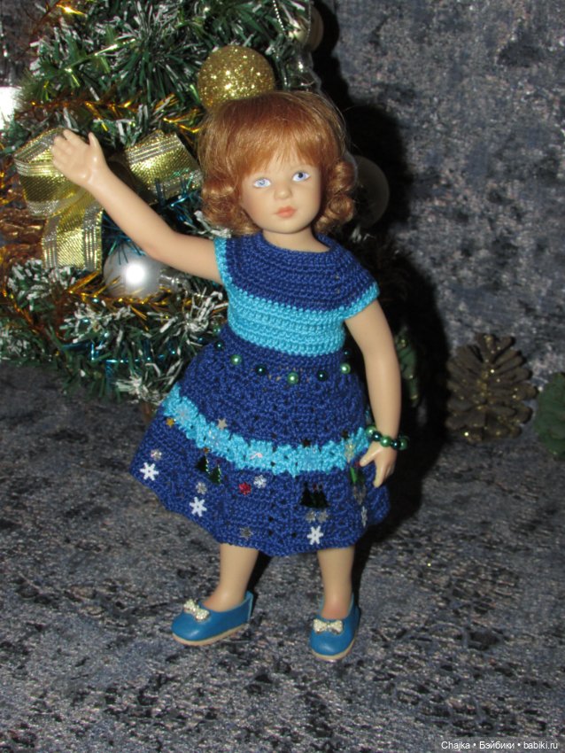 Вязаное платье «С Новым 2026 годом» на кукол Хейди Плюсчок 22 см ( Heidi Plusczok 22 см ). Предновогодний показ "Рождественская Сказка" (фото 4)